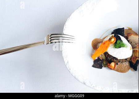 Le chef étoilé Régis Marcon's 'ragoût de lentilles vertes de Puy avec truffes et œuf de poule fumé' Banque D'Images