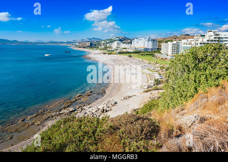 Plage avec des hôtels à Faliraki (Rhodes, Grèce) Banque D'Images