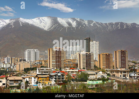 Horizon de Téhéran, Iran avec des gratte-ciels élevés contre des montagnes enneigées. Banque D'Images