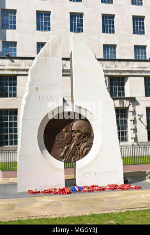 Les monuments commémoratifs à Victoria Embarquement Jardins en face du bâtiment du Ministère de la Défense, Londres, Angleterre, Royaume-Uni Banque D'Images