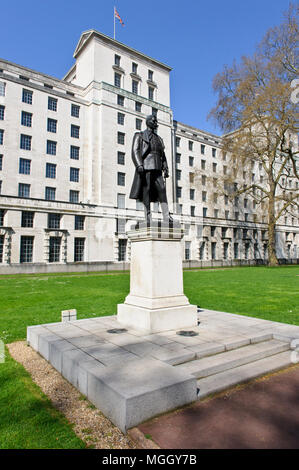 Une statue de bronze le Maréchal Lord Hugh Trenchard Montague (1873 - 1956) Fondateur de la Royal Air Force, Londres, Angleterre, Royaume-Uni Banque D'Images