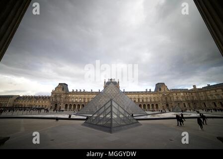 Le palais du Louvre et des musées (Pyramide de verre à l'extérieur de la Louvre, Paris) Banque D'Images