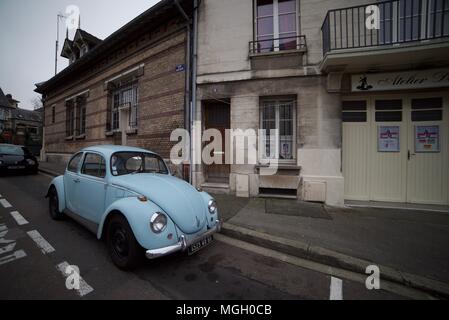 1960 Volkswagen Beetle bleu clair sans rouler sur une vieille rue de Paris (Beetle garée sur la route) Banque D'Images