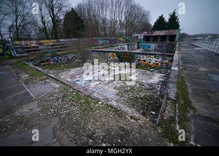 Piscine abandonnée compiegne, la piscine abandonnée à la pourriture gauche maintenant couvert de graffitis Banque D'Images