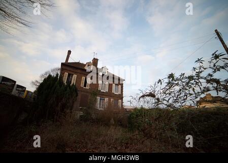 Creepy à la maison individuelle maison abandonnée avec brisé des fenêtres Banque D'Images