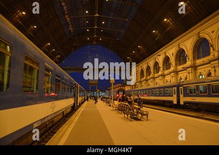 Hongrie : Budapest Keleti Station à la nuit Banque D'Images