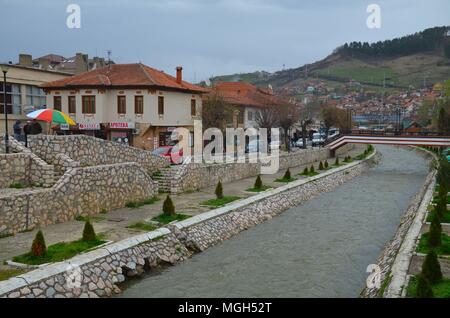 La ville de Novi Pazar, dans la région historique du Sandjak, Serbie : la Raska River dans le centre Banque D'Images