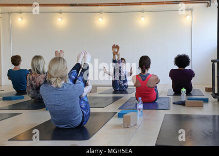 Une classe de pilates en cours à l'Peckham, le nouveau converti à plusieurs étages dans ce maintenant-partie branchée de South East London, UK Banque D'Images