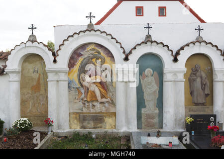 Chapelles funéraires avec des peintures murales au cimetière du village à l'Acul du Nord Département du Nord nad Vltavou en Bohême du Sud, en République tchèque. Saint Jean le Baptiste, Jonas et le poisson géant et l'ange sont représentées dans les chapelles de gauche à droite. Chapelles funéraires placés sur le mur du cimetière étaient décorées de peintures murales dans les années 1840 par le peintre local František Mikule menée avec curé Vít Cíza, qui a également composé des poèmes pour chaque fresque. Les peintures murales ont été repeintes à plusieurs reprises au cours des xixe et xxe siècles et entièrement restaurée par l'équipe dirigée par Jitka Musilová en 2010-2013. Banque D'Images