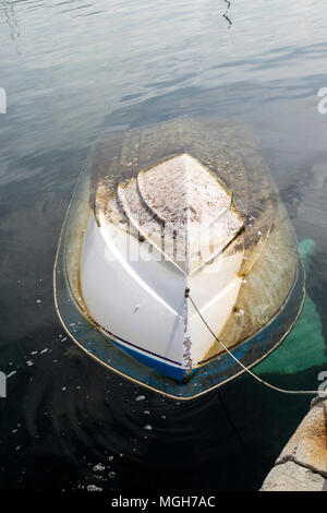 Porto Pollensa, Mallorca, Espagne, 2018. Un croiseur tournée vers le bateau dans le port de Porto Pollensa Banque D'Images