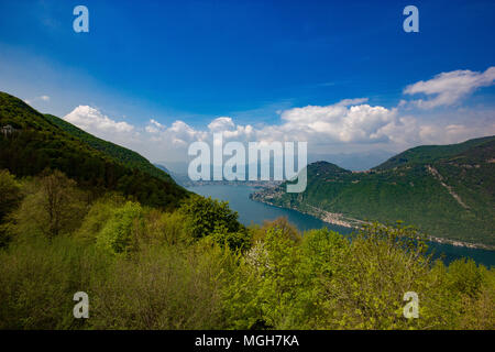 Une belle vue sur le lac de Lugano et c'est du belvédère, Lanzo d'Intelvi, Côme, Italie, au printemps Banque D'Images