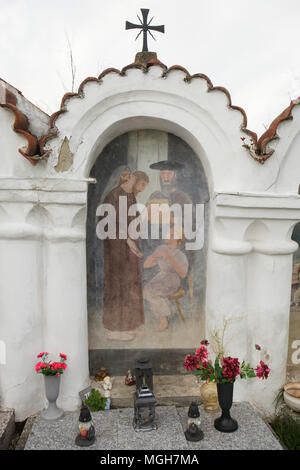 Le Christ parmi les médecins. Peinture murale dans la chapelle funéraire au cimetière du village à l'Acul du Nord Département du Nord nad Vltavou en Bohême du Sud, en République tchèque. Chapelles funéraires placés sur le mur du cimetière étaient décorées de peintures murales dans les années 1840 par le peintre local František Mikule menée avec curé Vít Cíza, qui a également composé des poèmes pour chaque fresque. Les peintures murales ont été repeintes à plusieurs reprises au cours des xixe et xxe siècles et entièrement restaurée par l'équipe dirigée par Jitka Musilová en 2010-2013. Banque D'Images