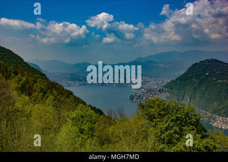 Une belle vue sur le lac de Lugano et c'est du belvédère, Lanzo d'Intelvi, Côme, Italie, au printemps Banque D'Images