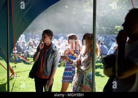 Göteborg / Suède - 13 août 2015 : l'intérieur d'une tente avec une foule de regarder vivre la musique à un festival de musique Banque D'Images