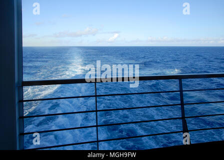 Vue sur l'arrière du rail de croisière en mer des Caraïbes, Banque D'Images