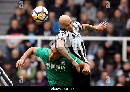 Jonjo Shelvey de Newcastle United (à droite) et West Bromwich Albion's Jake Livermore bataille pour la balle en l'air pendant le premier match de championnat à St James' Park, Newcastle. Banque D'Images