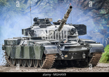 Un char de bataille principal de Chieftain FV4201 du Royaume-Uni pendant les années 1960, 1970 et 1980, se déplace autour du parcours de char au Tank Museum de Bovington, Dorset, Alors que l'attraction accueille la « Journée du tigre » pour marquer le 75e anniversaire de la seule capture du réservoir de tigre en activité au monde en 1943 dans le désert tunisien. Banque D'Images