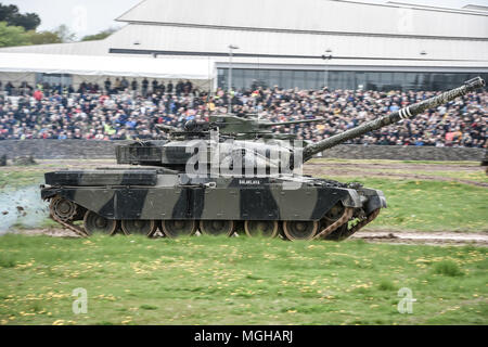 Un char de bataille principal de Chieftain FV4201 du Royaume-Uni pendant les années 1960, 1970 et 1980, se déplace autour du parcours de char au Tank Museum de Bovington, Dorset,Alors que l'attraction accueille la Journée du tigre pour marquer le 75e anniversaire de la seule capture de Tiger Tank en activité au monde en 1943 dans le désert tunisien. Banque D'Images