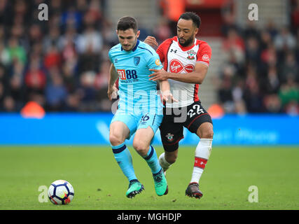 AFC Bournemouth's Lewis Cook (à gauche) et de Southampton's Nathan Redmond bataille pour la balle durant le premier match de championnat à St Mary's, Southampton. Banque D'Images