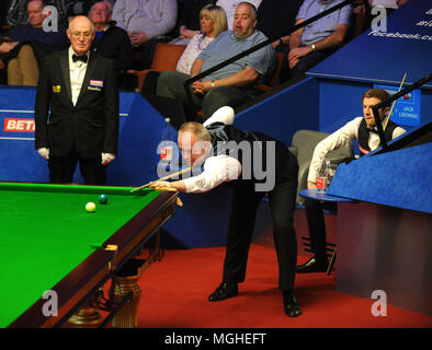 John Higgins en action lors de son match contre Jack Lisowski pendant huit jours du championnat du monde 2018 Betfred au creuset, Sheffield. Banque D'Images