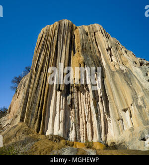 Hierve el agua, merveille de la création en région d'Oaxaca au Mexique, chute d'eau de source chaude dans les montagnes pendant le coucher du soleil Banque D'Images