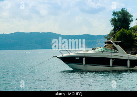 Magnifique baie avec des bateaux à voile, location de vacances en Europe. Yachting, voyage et vie active concept.Un yacht de luxe,motor yacht amarré dans la marina.Copy space Banque D'Images