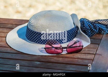 Chapeau et des lunettes de soleil d'été isolé sur table en bois. Mode d'été. copier l'espace. Banque D'Images