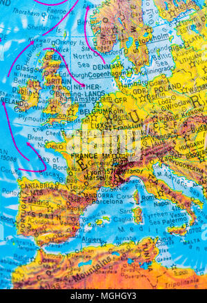 Pays du monde sur un globe atlas. Banque D'Images