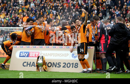 Wolverhampton Wanderers' Gibbs-White (avant) prend un comme il célèbre selfies avec des coéquipiers et le trophée après le match de championnat Sky Bet à Molineux, Wolverhampton. Banque D'Images