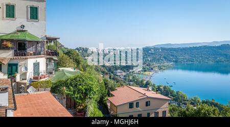 Vue panoramique d'ALBANO LAC DE L'autre, Province de Rome, Latium, Italie centrale. Banque D'Images