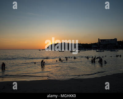 Puerto Escondido, Oaxaca, Mexique, Amérique du Sud : [le coucher du soleil à la plage locale, phare, crowdwed beach, la destination touristique] Banque D'Images