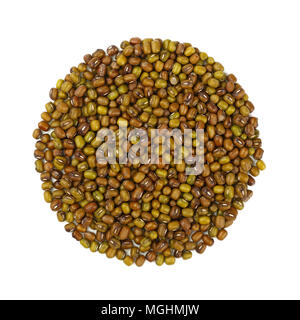 En forme de rond vert et brun traditionnel asiatique séché (mung moong) gramme beans isolated on white background, Close up, augmentation de la vue supérieure Banque D'Images