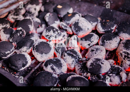 Des charbons close-up.fond de la texture du charbon de bois en décomposition pour la cuisson des charbons.la saison du barbecue. Banque D'Images