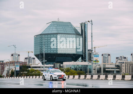 Minsk, Belarus. Voiture de police Déménagement en ville, à proximité de Bibliothèque nationale à Rainy Journée d'été. Banque D'Images