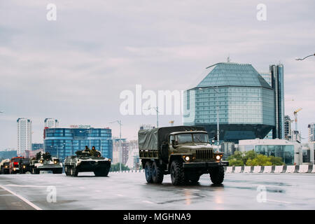 Biélorussie, Minsk. Camion hors route et Kraz le matériel militaire se déplaçant le long Street au cours de la formation avant la célébration de l'indépendance Fête nationale - Banque D'Images