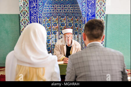 Cérémonie de mariage dans la mosquée. L'engagement islamique traditionnelle. Banque D'Images