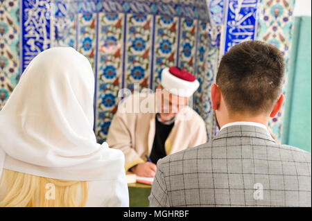 Cérémonie de mariage dans la mosquée. L'engagement islamique traditionnelle. Banque D'Images