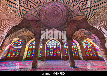 Mosquée Nasir Ol Molk connu aussi sous le nom de mosquée bleue, rose à Shiraz, Iran Banque D'Images