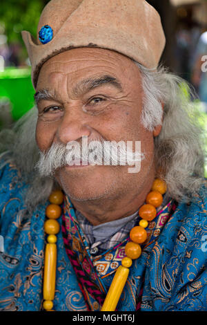 Portrait d'un Iranien en costumes locaux, à Shiraz, Iran. Banque D'Images