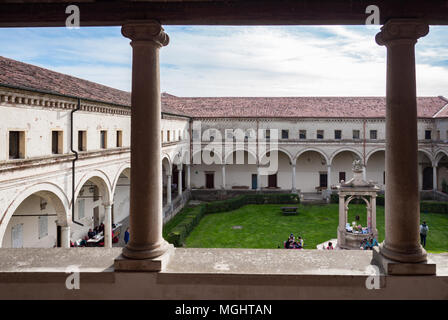 Cour intérieure du cloître de l'abbaye de Carceri vu de la loge supérieure. Banque D'Images