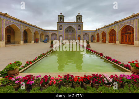 Mosquée Nasir Ol Molk, connu aussi sous le nom de mosquée bleue, rose à Shiraz, Iran. Banque D'Images