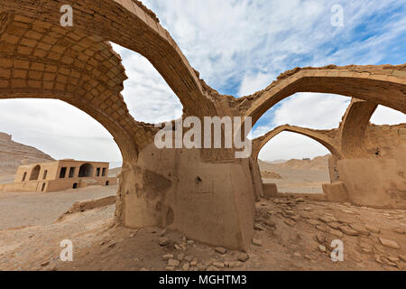 Ruines de temples zoroastriens près de la ville de Yazd, en Iran. Banque D'Images