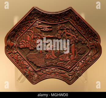 Laque rouge sculptée plaque d'angle conique avec la conception de paysage et de chiffres au début de la dynastie Ming,((1279-1368), donnés par l'esprit d'Hong Kong et Luo couple Cao Qiyong Bizhen à la Zhejiang Museum, la Chine. Banque D'Images