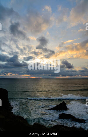 Coucher de soleil sur la mer au Bedruthan, Cornouailles du Nord Banque D'Images