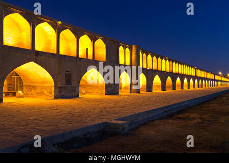 Pont Siosepol à Isfahan, Iran, au crépuscule. La rivière est absente en raison de la pénurie de pluie, avril 2018 Banque D'Images