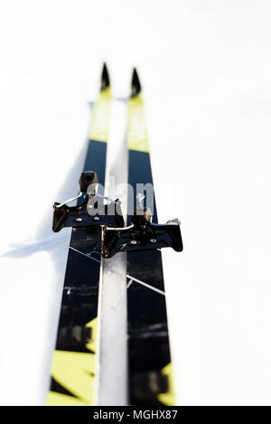 Nouvelle Paire De Skis De Fond Sur Un Arriere Plan Blanc Neige De L Hiver Avec Copie Espace Salon Pour Les Sports A Theme Hiver Et Ski Nordique Dessins Photo Stock Alamy