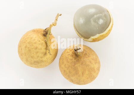 Longanes frais isolé sur fond blanc. de fruits exotiques. Banque D'Images