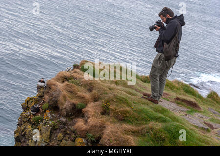 Prendre des photos de tourisme dans la région de Látrabjarg falaises avec Macareux moines en Bjargtangar, Westfjords, Islande Banque D'Images