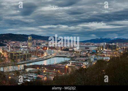 Vue nocturne de Bilbao, Bilbao, Biscaye, Pays Basque, Pays Basque, Espagne, Europe Banque D'Images