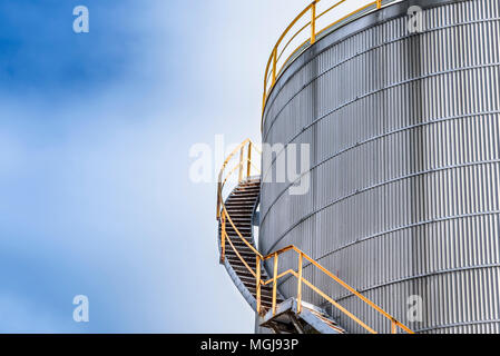 Produit chimique industriel cuve avec de l'escalier en spirale. Banque D'Images